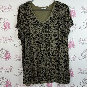 Reitmans t-shirt, green, gray, black Animal Print V-Neck Short Sleeve Top